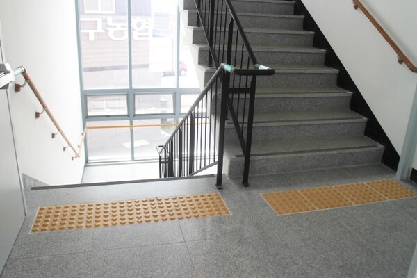 옥서면행정복지센터 내부 계단 양쪽에는 시각장애인이 손끝으로 만져 층수를 알 수 있는 점자표지판이 부착된 손잡이, 계단 입구 바닥에 점자블록이 양호하게 설치됐다. ©박종태