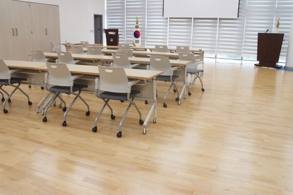 옥서면행정복지센터 2층 다목적강당 책상은 높낮이가 조절되지 않아 휠체어를 사용하는 장애인이 불편, 개선이 필요해 보였다. ©박종태