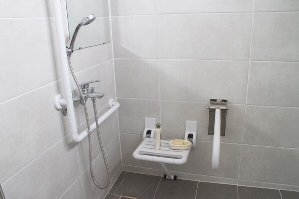 옥서면행정복지센터 2층 체력단련실 샤워실에는 샤워기가 휠체어를 사용하는 장애인이 이용하기 불편하게 손이 닿지 않는 곳에 설치된 반면 벽면에 옮겨 앉을 수 있는 의자는 양호하게 설치됐다. ©박종태