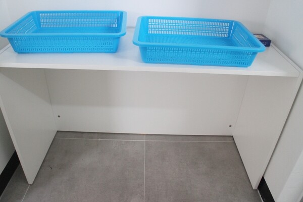 옥서면행정복지센터 2층 체력단련실 탈의실에 옷장이 설치돼 있지 않고 탁자가 설치됐는데, 밑에 휠체어가 들어갈 공간이 마련됐으며 옷을 담을 수 있는 바구니가 갖춰져 있다. ©박종태