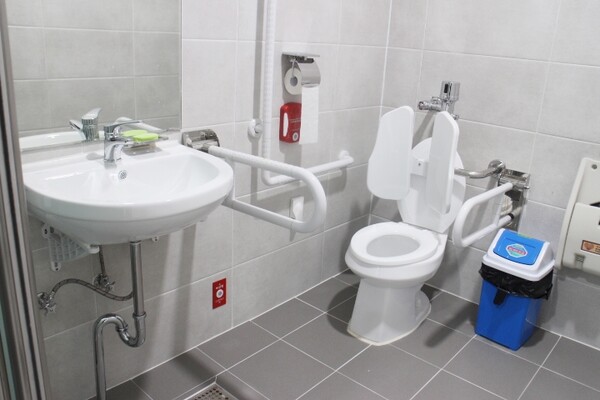 옥서면행정복지센터 남녀장애인화장실 내부는 세면대와 대변기 사이의 공간이 휠체어를 사용하는 장애인이 옮겨 앉기에는 좁아 보였다. 대변기에 자동 물 내림 센서가 설치됐지만 등받이는 플라스틱 제품으로 척수장애인 등이 사용하기 불편할 것으로 보였다. ©박종태