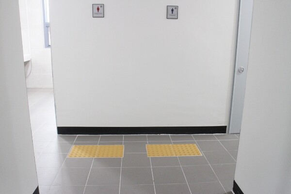 옥서면행정복지센터 남녀비장애인화장실 입구 벽면에는 시각장애인이 손끝으로 만져 성별을 알 수 있는 점자표지판, 앞바닥에 점자블록이 설치됐다. ©박종태