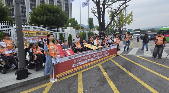 한국장애인자립생활센터협의회를 비롯한 6개 단체는 30일 정부서울청사 앞에서 ‘탈시설 장애노인의 기본권 진정을 각하한 국가인권위원회 국민권익위원회 제소 기자회견’을 개최했다. ©한국장애인자립생활센터협의회