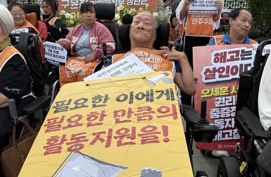 ‘국민권익위원회 고충·민원 신청서’를 가지고 있는 제소 당사자 조인제 씨. ©한국장애인자립생활센터협의회