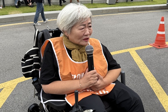 30일 정부서울청사 앞에서 개최된 ‘탈시설 장애노인의 기본권 진정을 각하한 국가인권위원회 국민권익위원회 제소 기자회견’에서 발언하는 전국장애노인연대 박명애 대표. ©한국장애인자립생활센터협의회