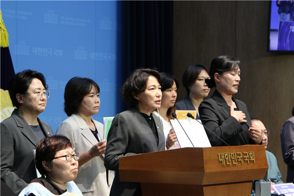 1일 국회에서 열린  '장애인 탈시설 지원 등에 관한 법률안(탈시설지원법)' 발의 기자회견.ⓒ서미화의원실