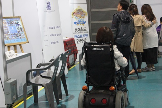 한 장애인이 채용박람회장을 찾아 둘러보고 있는 모습. ⓒ에이블뉴스DB