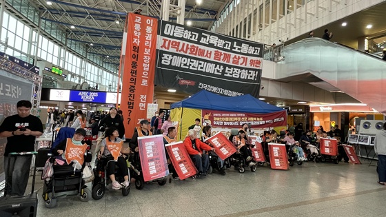 전국장애인차별철폐연대는 10일 오후 2시 서울역 농성장에서 ‘장애인이동권대투쟁 서울역 농성 결의대회’를 개최했다. ©전국장애인차별철폐연대