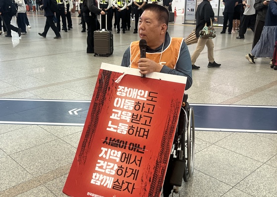 10일 오후 2시 서울역 농성장에서 개최된 ‘장애인이동권대투쟁 서울역 농성 결의대회’에서 발언하는 전국장애인차별철폐연대 권달주 상임공동대표. ©전국장애인차별철폐연대
