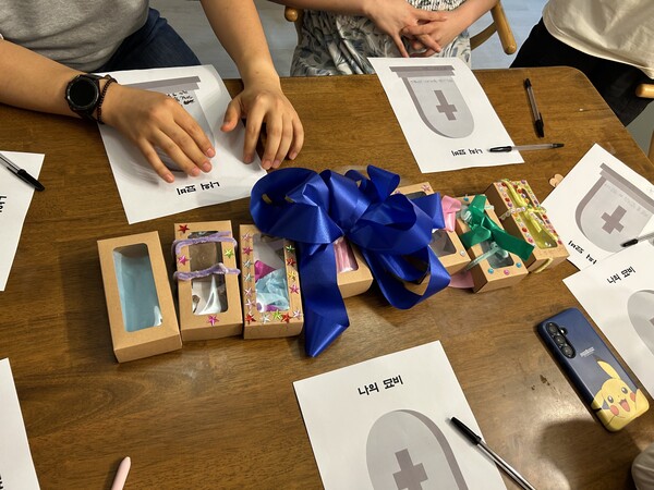 엔딩캠프의 첫날 활동으로 만든 작품들. ©김영아