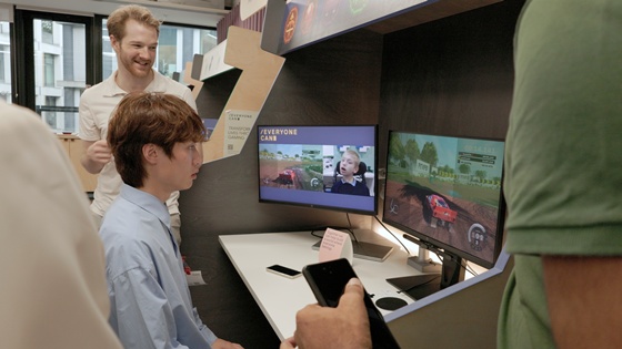 다온팀 단원 이태민이 Google ADC에서 Eye-tracking game을 체험하고 있다. ⓒ다온