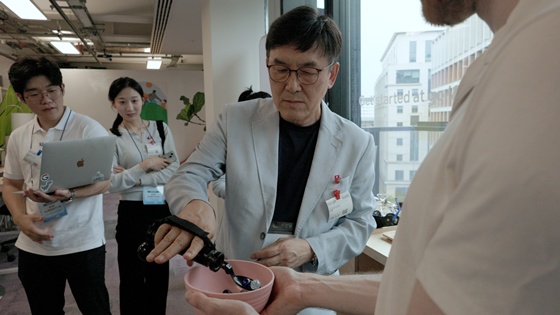 다온팀 단장 김대룡 교수가 Google ADC에서 생활 속 보조기기 전시 공간을 체험하고 있다. ⓒ다온