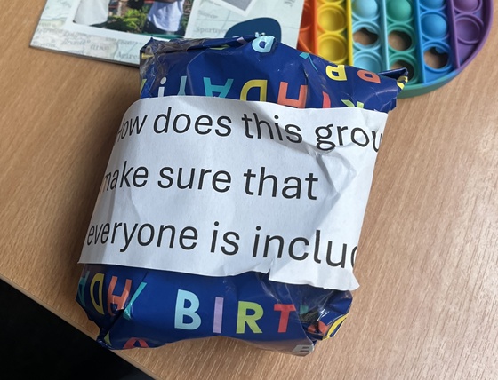 MYN 소개 책자와 무지개색 ‘푸쉬팝’ 장난감, 그리고 ‘돌려 뜯기(Pass the Parcel)’ 게임에서 사용된 질문지가 담긴 선물 꾸러미 ⓒ다온