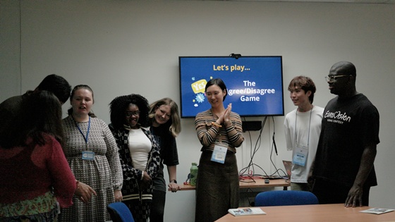 체인지메이커스 정기 모임에서 ‘찬성/반대(Agree/Disagree)’ 게임에 참여하며 웃음을 나누는 청년들의 모습 ⓒ다온