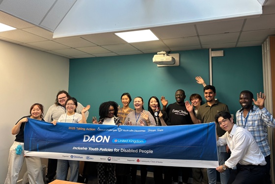 체인지메이커스 세션 후 다온팀과 영국 청년들이 함께 기념촬영을 하는 모습 ⓒ다온