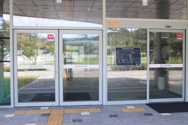 홍천복합문화센터 1층 주출입문은 여닫이로 휠체어를 사용하는 장애인 등이 출입하는데 불편을 겪을 것으로 보였다. ©박종태