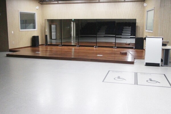 홍천복합문화센터 1층 강당 단상에는 휠체어를 사용하는 장애인의 접근을 위한 경사로가 설치됐으며, 단상 앞에 장애인좌석 2곳이 마련됐다. ©박종태