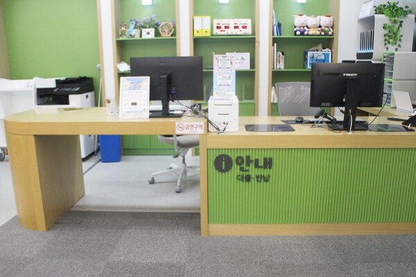 홍천복합문화센터 1층 어린이도서관 안내데스크는 한쪽의 턱을 낮추고, 밑에 휠체어가 들어갈 공간이 마련돼 있어 휠체어를 사용하는 장애인이 이용하기 편리하다. ©박종태