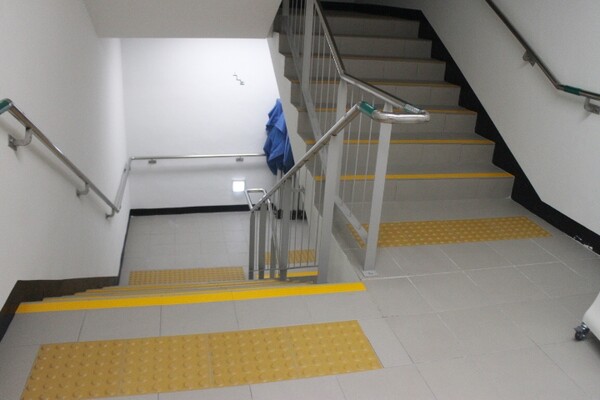 홍천복합문화센터 내부 계단 양쪽에는 시각장애인이 손끝으로 만져 층수를 알 수 있는 점자표지판이 부착된 손잡이, 계단 입구 바닥에 점자블록이 양호하게 설치됐다. ©박종태