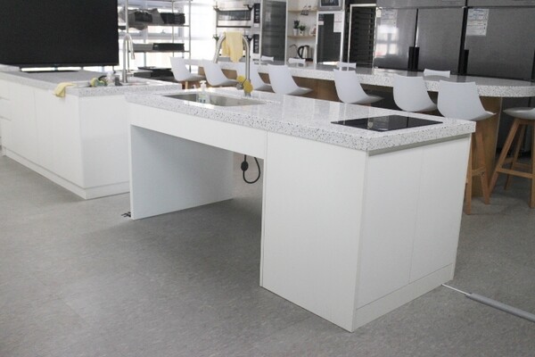 홍천복합문화센터 2층 요리강의실의 한쪽 싱크대는 밑에 휠체어가 들어갈 공간이 마련돼 있어 휠체어를 사용하는 장애인이 이용하기 편리하다. ©박종태