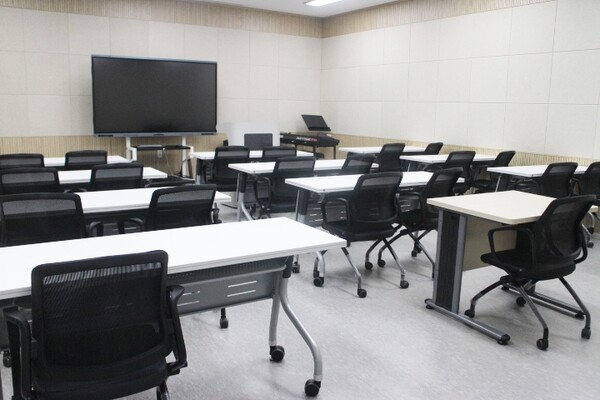 홍천복합문화센터 1층 시청각실 책상은 높낮이가 조절되지 않아 휠체어를 사용하는 장애인이 이용하는데 불편이 따를 것으로 보였다. ©박종태