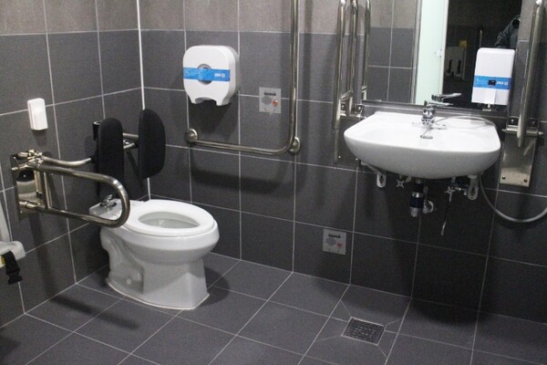 홍천복합문화센터 남녀장애인화장실 내부는 대변기에 자동 물 내림 센서와 등받이가 설치됐으며, 비상호출벨과 휴지걸이는 대변기에 앉았을 때 손이 닿는 곳에 위치해 있다. 세면대 양쪽 손잡이는 휠체어 접근을 용이하게 하는 상하가동식인데, 세면대 밑에 배관 구조물이 있어 휠체어 접근을 방해할 것으로 보였다. ©박종태