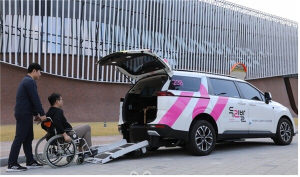 부산시가 장애인 등 교통약자의 이동 편의를 높이기 위해 올해 특별교통수단 두리발 10대를 추가로 도입했다.ⓒ부산시