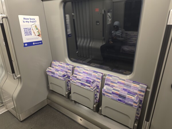 영국 런던 지하철 엘리자베스 라인(Elizabeth Line) 차량의 휠체어 이용자를 위한 접이식 좌석. ⓒ장지용