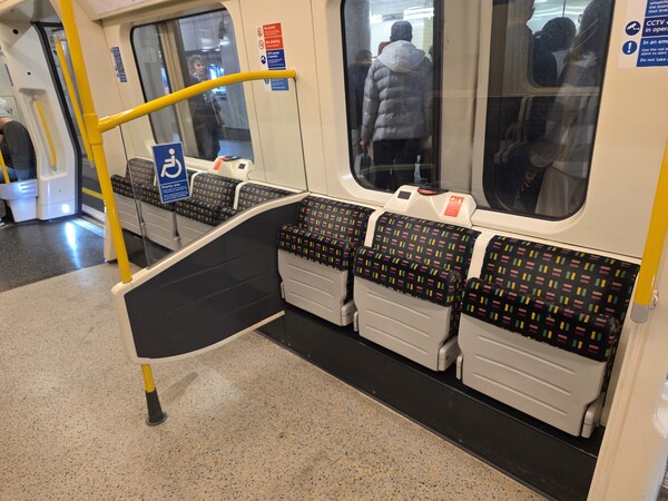 영국 런던 지하철 기존 노선 차량에 설치된 휠체어 이용자를 위한 접이식 좌석. 사진에 나온 차량은 서클 라인 · 디스트릭트 라인 · 해머스미스앤시티라인 차량이다. ⓒ장지용