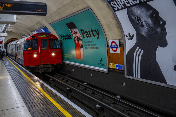 영국 런던 지하철 베이컬루 라인(Bakerloo line)의 채링 크로스역(Charing Cross)역에 진입하는 열차. 열차의 노후화 사실과 안전문 미설치 사실을 확실히 알 수 있다. ⓒ장지용