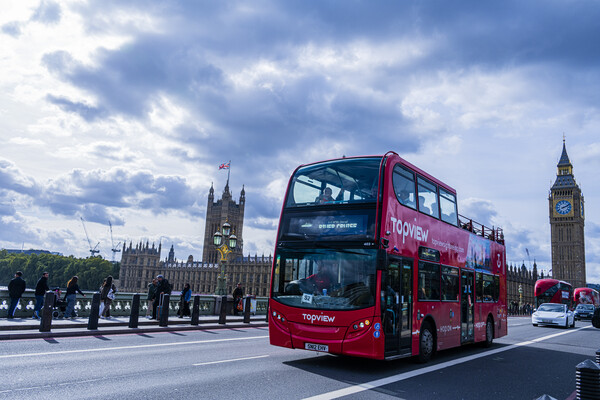 영국 런던을 상징하는 빨간 2층버스도 현대화된 저상버스로 개편된지 꽤 되었다 한다. 사진은 영국 런던 국회의사당과 빅벤 앞을 달리는 빨간 2층 저상버스. ⓒ장지용