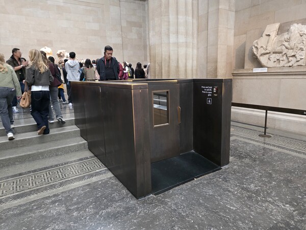 영국 런던 대영박물관 제18전시실에 설치된 소형 리프트. ⓒ장지용