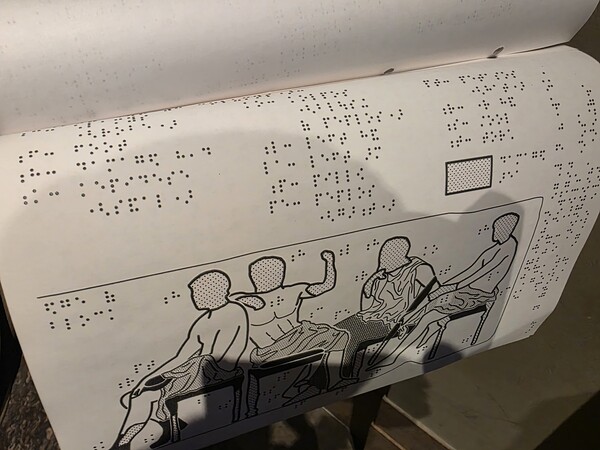 영국 런던 대영박물관에 비치된 영국 점자로 쓰인 시각장애인을 위한 유물 안내서의 실제. ⓒ장지용