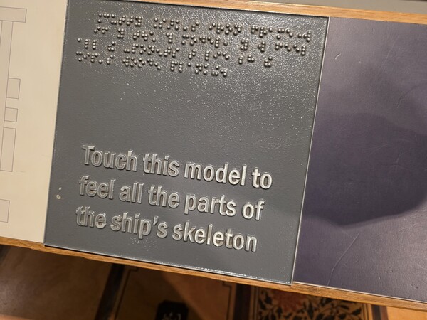 영국 런던 커티 삭 호 박물관에 설치된 영국 점자 안내판. ⓒ장지용