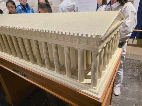 영국 런던 대영박물관에 비치된 시각장애인을 위한 직접 만져보면서 문화유산을 이해할 수 있게 하는 모형의 실제. 사진의 모형 주제는 그리스 아테네의 파르테논 신전 모형이다. ⓒ장지용