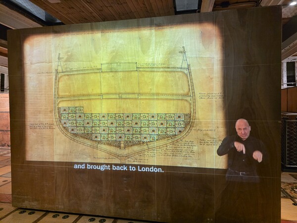 영국 런던 커티 삭 호 박물관에서 상영 중인 소개 영상에 영국 수어로도 안내되는 부분이 있다. ⓒ장지용