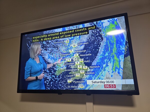 필자가 3일 (현지시각) 일정 시작 전 날씨 확인을 위해 시청한 영국 BBC TV 아침뉴스 'Breakfast' 방송 중 일기예보 시간 화면. 자막방송 옵션을 실행한 후 자막방송이 제공되고 있었다. ⓒ장지용