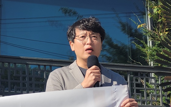 22일 대검찰청 앞에서 ‘검찰수사심의위원회 소집촉구’ 기자회견에서 발언하는 법무법인 DLG 공익인권법센터 김강원 부센터장. ©에이블뉴스