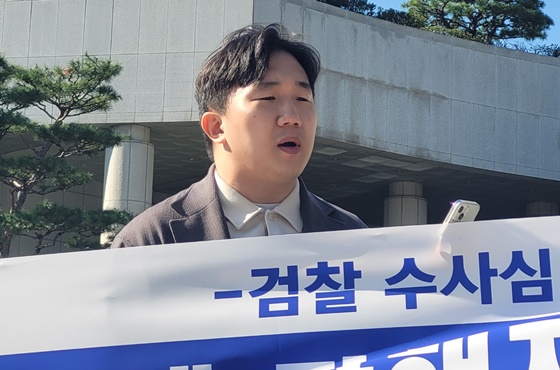 22일 대검찰청 앞에서 ‘검찰수사심의위원회 소집촉구’ 기자회견에서 발언하는 법무법인 원곡 임한결 변호사. ©에이블뉴스