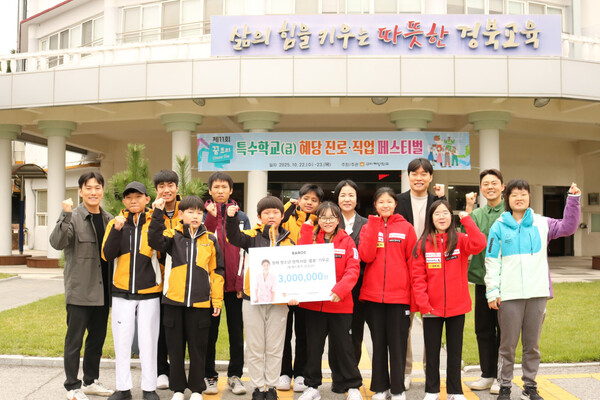  ȼ ȫ Ȱϰ ִ ѱ( )  ߴ ûҳ 轺 Ʒú   300  ߴ.ѱ