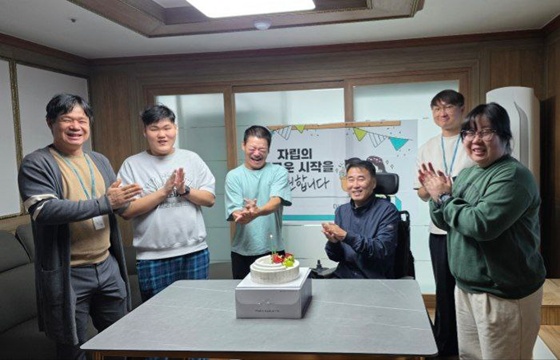 다사장애인자립생활센터는 지난 21일 시범사업 자립주택의 첫 입주대상자로 두 명의 장애인 당사자의 입주환영식을 개최했다. ©다사장애인자립생활센터