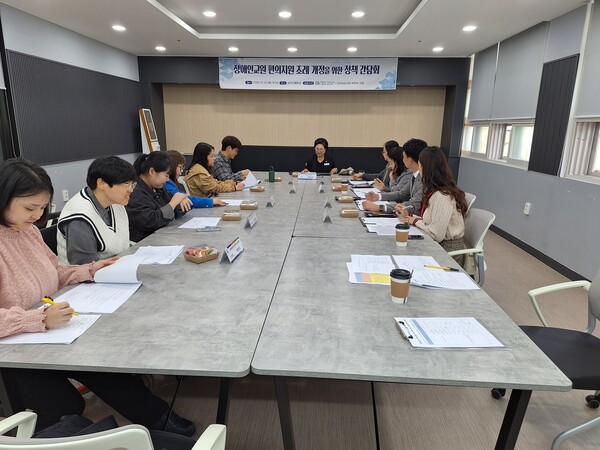 함께하는장애인교원노동조합 전남지부(이하 장교조 전남지부)가 지난 23일 순천선혜학교에서 전라남도의회 교육위원회 박현숙 의원과 ‘전라남도교육청 장애인교원 편의지원 조례 개정을 위한 정책 간담회’를 가졌다.ⓒ함께하는장애인교원노동조합 전남지부