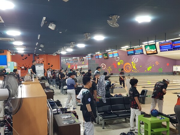 스포츠 볼링 리그전에 참가한 선수들. ©김최환