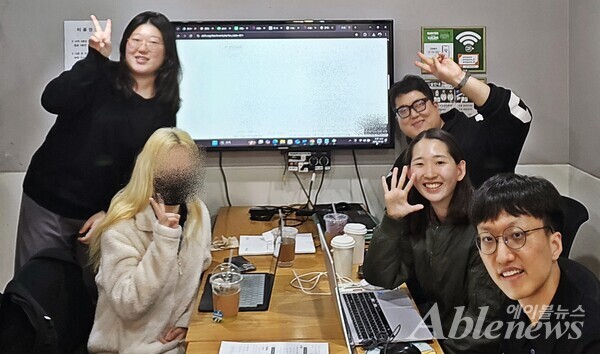 스터디룸에서 팀원들과 정책 제안 준비 중인 모습. ©조형준