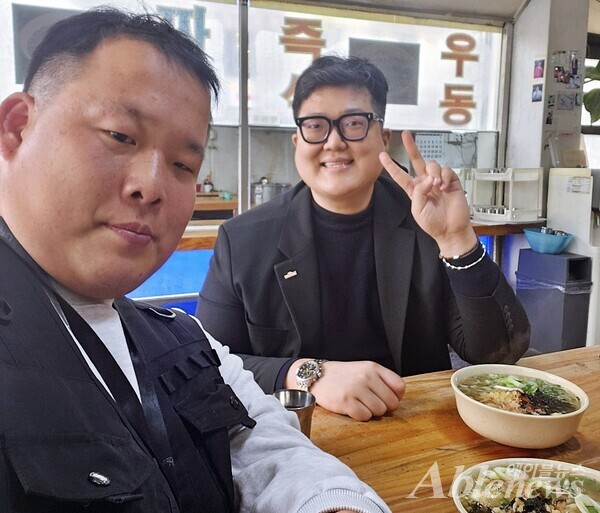 필자와 식사 중인 박준필님(당사자). ©조형준