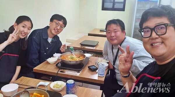 당사자 및 또래 청년들과 함께 청년문간에서!. ©조형준