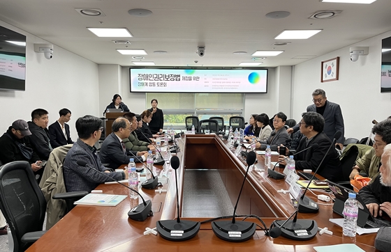 한국장애인단체총연맹, 한국장애인단체총연합회, 한국여성장애인연합, 전국장애인차별철폐연대가 3일 오후 2시 서울 여의도 국회의원회관에서 ‘장애인권리보장법 제정을 위한 장애계 합동 토론회’를 개최했다. ⓒ전국장애인차별철폐연대