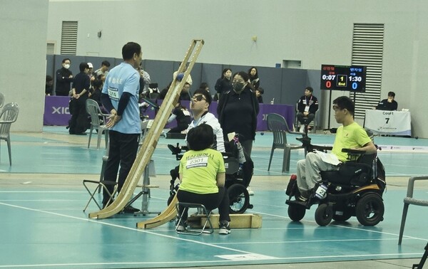 3일 부산 벡스코 제2전시관에서 열린 보치아 남자 개인전 결승(스포츠등급 BC3)에서 이재훈(29, 부산, 사진 오른쪽) 선수는 차해준(20, 충북) 선수에게 승리하며 금메달을 획득했다. ©대한장애인체육회