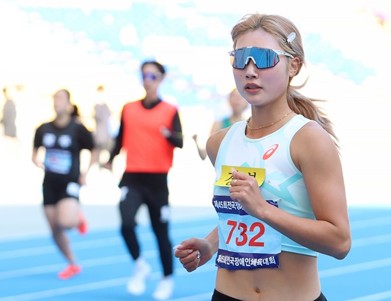4일 아시아드주경기장에서 열린 육상 경기에서 신현진 선수의 경기 모습. ©대한장애인체육회