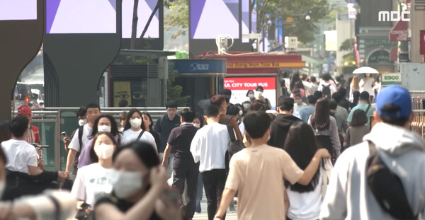 길거리를 지나가는 여러 시민들. (본 칼럼과 직접적인 관련 없음) ⓒMBC 뉴스화면 갈무리